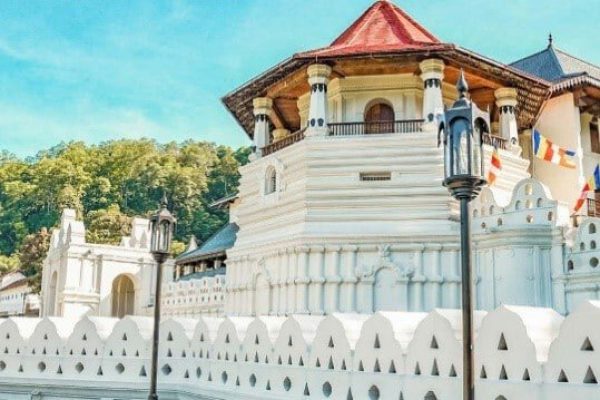 Sri-Lanka-Temple-of-the-Tooth-Relic.jpg
